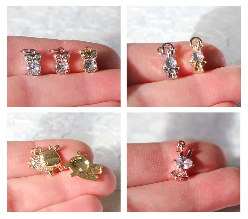 Puede incluir: Surtido de colgantes de amuleto de oro y plata con varios dise&ntilde;os, incluyendo un b&uacute;ho, un &aacute;ngel, una vaca y un conejo. Cada amuleto est&aacute; adornado con brillantes diamantes de imitaci&oacute;n transparentes.