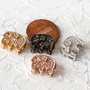 Puede incluir: Cuatro abalorios de elefante, cada uno con un acabado met&aacute;lico diferente: dorado, negro, plateado y oro rosa. Cada abalorio est&aacute; cubierto de peque&ntilde;os diamantes de imitaci&oacute;n transparentes.