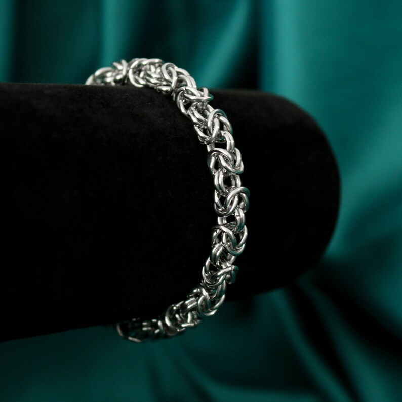 jewelry - berserk - Classic Garnet Bracelet