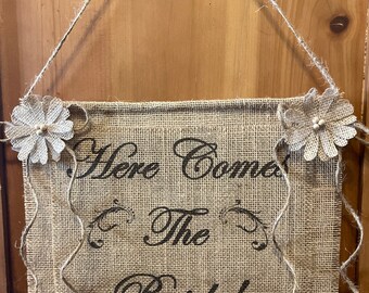 Faixa artesanal de juta para daminha de honra: Lá vem a noiva - Placa rústica para casamento