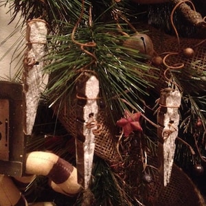 Ornamento di Natale primitivo fatto a mano con fiocco di neve, ghiacciolo, filo arrugginito, molletta per bucato in legno, set/3