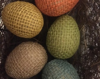 Juego de 5 adornos rústicos de arpillera hechos a mano para huevos de Pascua y primavera.