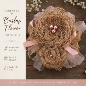 Pode incluir: Broche de flores de serapilheira feito à mão com um design rústico e elegante. O broche apresenta uma flor central grande com um design em espiral, acentuada com pérolas e fitas rosa. O texto na imagem diz "Burlap Flower BROOCH".