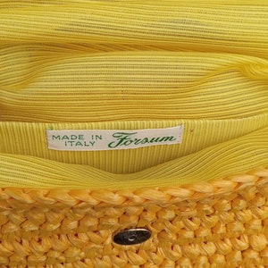 Pode incluir: Bolsa de palha tecida amarela com forro de tecido e fecho de metal. O forro tem uma etiqueta que diz "Made in Italy" e "Forsum".