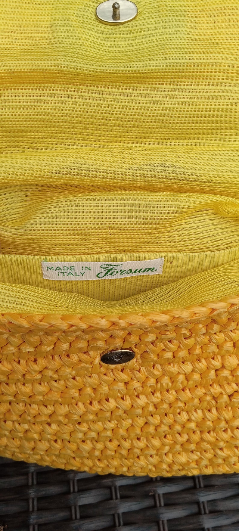 Pode incluir: Bolsa de palha tecida amarela com forro de tecido e fecho de metal. O forro tem uma etiqueta que diz "Made in Italy" e "Forsum".