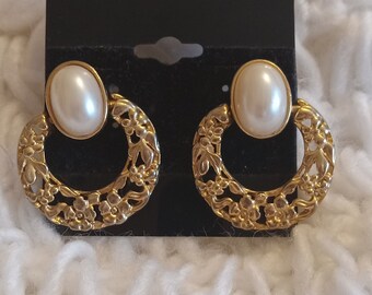 Gold and pearl earrings, vintage jewelry, oval pearls, floral filigree, doorknocker style statement earrings, gift for her, bride accessory