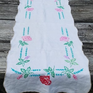 Corredor de mesa bordado, bufanda vintage de la cómoda /oficina de la década de 1970, ropa de mesa de la cocina de la granja, colorido corredor de mesa de tela de rosas bordadas