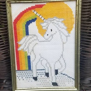 Einhorn-Wand-Kunst, gezählt Kreuzstich Einhorn Bild, Regenbogen und Einhorn Kinderzimmer Akzent, Messing und Glas gerahmt Kunst, Stickerei Kunstwerk