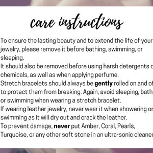 K&ouml;nnte beinhalten: Pflegehinweise f&uuml;r Schmuck. Um die dauerhafte Sch&ouml;nheit zu gew&auml;hrleisten und die Lebensdauer Ihres Schmucks zu verl&auml;ngern, entfernen Sie ihn vor dem Baden, Schwimmen oder Schlafen. Er sollte auch vor der Verwendung von aggressiven Reinigungsmitteln oder Chemikalien sowie beim Auftragen von Parf&uuml;m entfernt werden. Dehnungsarmb&auml;nder sollten immer vorsichtig auf- und abgezogen werden, um sie vor dem Brechen zu sch&uuml;tzen. Vermeiden Sie es au&szlig;erdem, beim Tragen eines Dehnungsarmbands zu schlafen, zu baden oder zu schwimmen. Wenn Sie Lederschmuck tragen, tragen Sie ihn niemals beim Duschen oder Schwimmen, da er austrocknen und rei&szlig;en kann. Um Sch&auml;den zu vermeiden, legen Sie niemals Bernstein, Koralle, Perlen, T&uuml;rkis oder andere weiche Steine in einen Ultraschallreiniger.