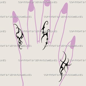 Puede incluir: Ilustración de una mano con uñas largas de color lavanda. Diseños tribales negros adornan algunas de las uñas. El fondo es de color beige claro. El texto "COPYRIGHT BY SERVINGSOMELINES" se repite en la imagen.