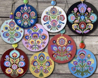 Op de afbeelding: Acht ronde ornamenten met kleurrijke bloemenpatronen. De ornamenten zijn geschilderd in een volkskunststijl met felle kleuren en ingewikkelde details. De ornamenten zijn perfect om een ​​toets van whimsy toe te voegen aan elk interieur.