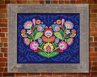 Peut inclure: Une impression encadrée d'un motif d'art populaire coloré représentant un arrangement en forme de cœur de fleurs et de feuilles sur un fond bleu foncé.