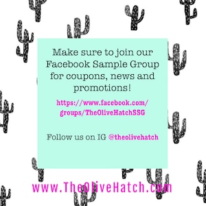 Op de afbeelding: Een witte achtergrond met een herhaald patroon van zwarte cactusillustraties. Een lichtblauw vierkant bevat tekst die kijkers uitnodigt om lid te worden van een Facebook-groep voor coupons, nieuws en promoties. De website en Instagram-handle worden ook weergegeven.