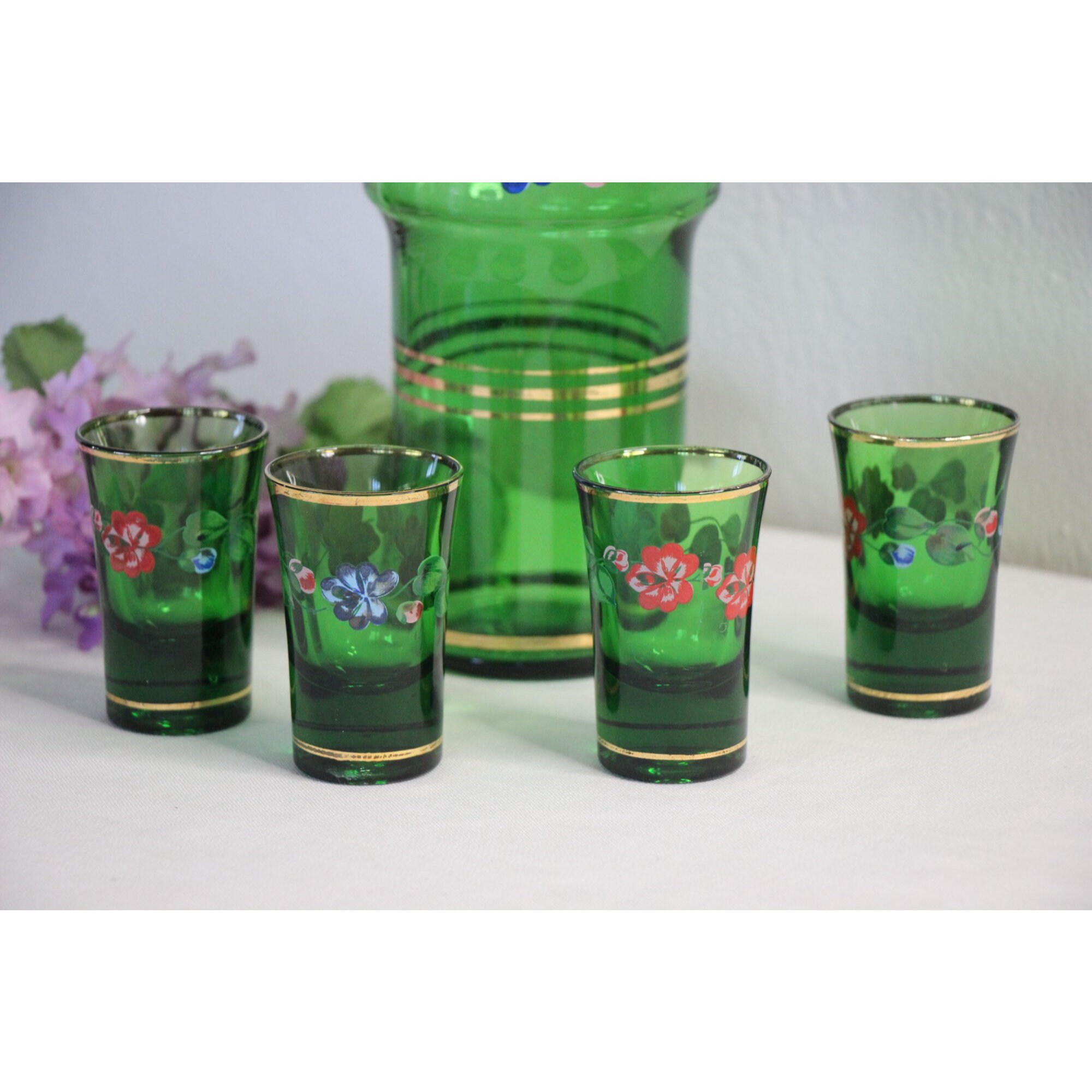 Carafe en verre vert vintage avec bouchon et 5 verres à boire En vente