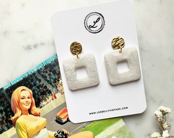 Boucles d'oreilles carrées blanches de style Mid-Century | Boucles d'oreilles blanc nacré | Boucles d'oreilles blanches | style vintage | Boucles d'oreilles en résine