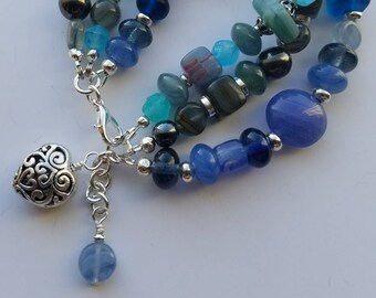 Pulsera multihilo con dije de corazón azul y gris