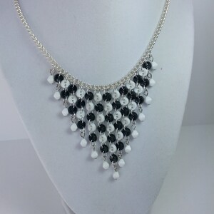 Colar babador preto e branco