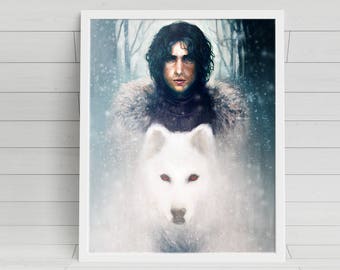 Könnte beinhalten: Ein weißer Wolf mit roten Augen steht vor einem Mann mit langen dunklen Haaren und einem pelzbesetzten Umhang. Der Hintergrund ist ein verschneiter Wald.