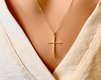Colar fino e simples com cruz dourada, pingente de cruz cristã, presente de cruz para mulheres, corrente com preenchimento de ouro 14K, joia religiosa delicada - presente para ela