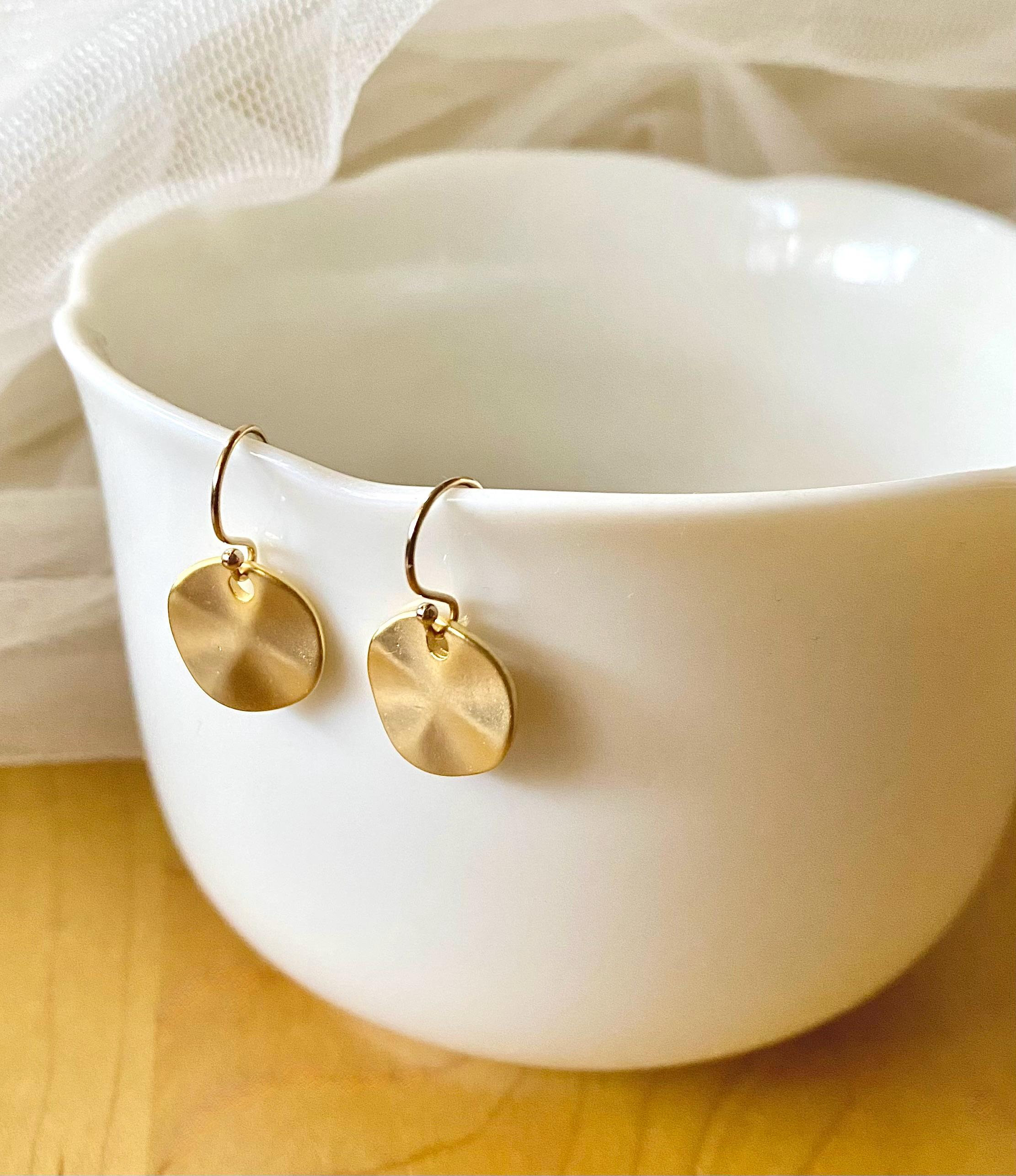 Orecchini a disco martellati placcati in oro 18k, orecchini a moneta martellati, cerchi pendenti, regalo da donna - Italia