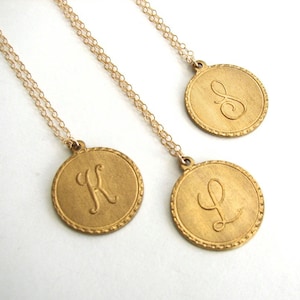 Colgante de letras de latón, colgante inicial de oro, collar inicial de oro, collar de encanto de letras de latón crudo - cadena llena de oro de 14k