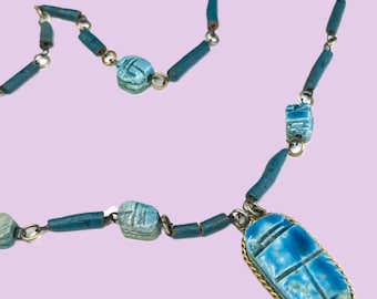 Collar de loza y escarabajo tallado a mano de estilo renacentista egipcio, 1970
