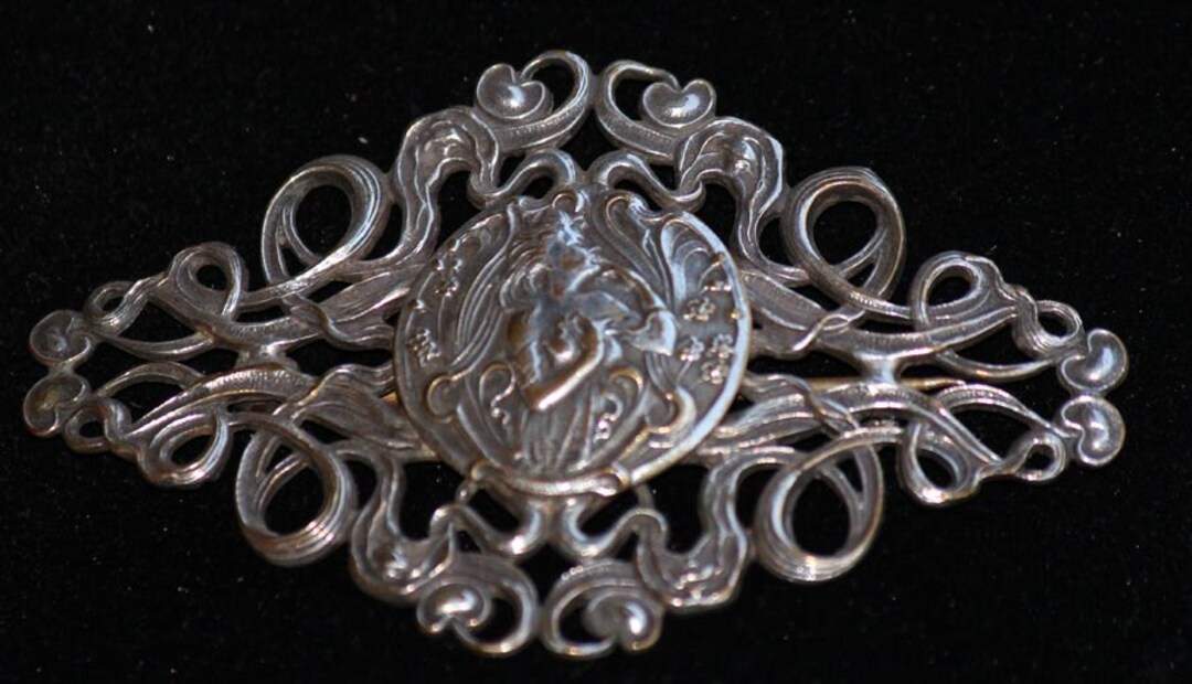 Brocante : Broche Argentée Ancienne 1900 “Déesse Des Arts” – Motif Sanglier, 2,7 Cm