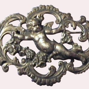 Francuska broszka z motywem cherubina, duża, z cyny