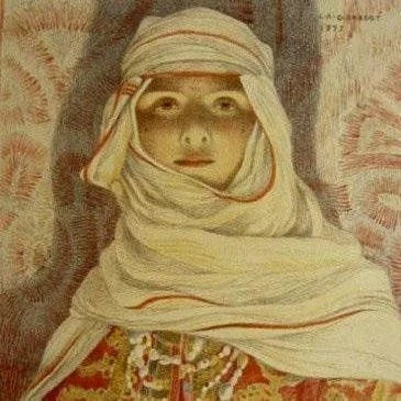 K&ouml;nnte beinhalten: Eine Frau tr&auml;gt ein wei&szlig;es Kopftuch mit rotem Besatz, ein rot-goldenes gemustertes Kleid und eine Perlenkette. Der Hintergrund ist ein verschwommenes Bild eines gemusterten Stoffes.