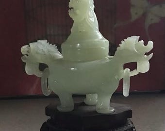 Vintage geschnitzter chinesischer Jade Triple Dragon (Foo Dog) Cense mit Deckel und Holzständer. Ich versende nicht in die USA.
