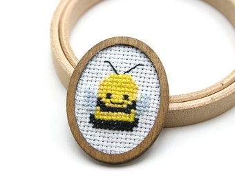 Bee cross stitch brooch - apiology cross stitch brooch - Hand embroidered brooch - Bumblebee brooch