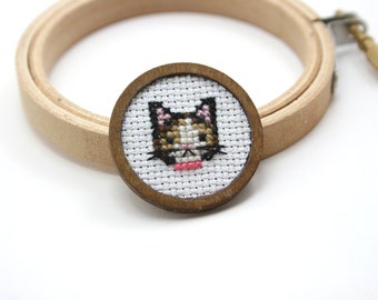 Cat cross stitch brooch - Hand embroidered brooch - kitten cross stitch brooch