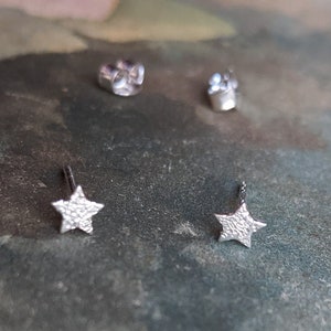 Tiny Sterling Silver Star Post Earring Hammered Matted Frosted Textured Small Minimalist Style Dainty Single Gift for Stargazer Astronomer afbeelding 1