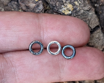 Boucle d'oreille en argent sterling martelée et cicatrisée, cercle ouvert, petite seconde délicate