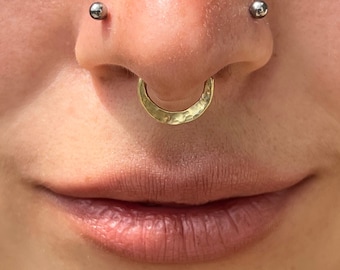 14G, 16G oder 18G Septumring, gehämmerter Halbmond aus goldenem Messing, Messgeräte und Größen auswählen, handgeschmiedet, gestreckter Piercingschmuck