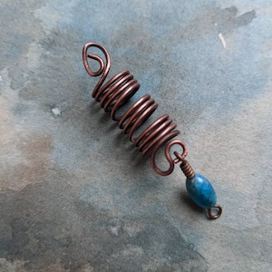 Dreadperle mit Apatitstein, Kupfer-Dreadlock-Haarschmuck, maßgeschneiderte Loc-Perle, trippiges Accessoire, handgemachter rustikaler Boho-Stil, Psy