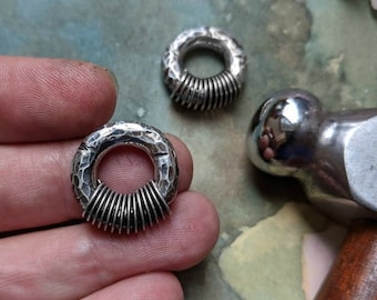 Kleiner 2G 6mm dick, 8mm oder 10mm Innendurchmesser, Sterling Silber Ohrring, gehämmerter Septum Ring, Brutalist Gauges Körperschmuck