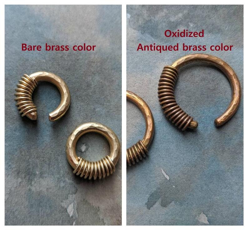 Puede incluir: Dos anillos de lat&oacute;n con un dise&ntilde;o de alambre en espiral. El anillo de la izquierda es de lat&oacute;n desnudo, mientras que el anillo de la derecha est&aacute; oxidado, lo que le da un aspecto antiguo.