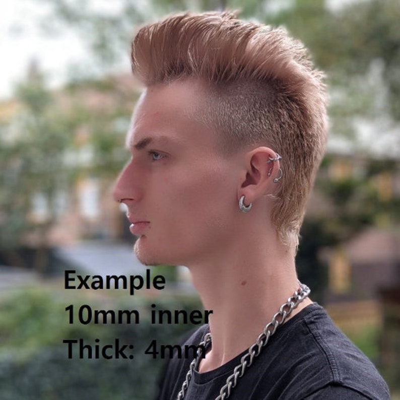 Puede incluir: Una persona con un peinado mohawk que lleva una camisa negra con un collar de cadena plateada. El texto "Example 10mm inner Thick: 4mm" es visible en la imagen.