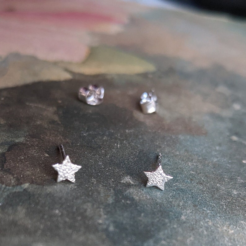 Tiny Sterling Silver Star Post Earring Hammered Matted Frosted Textured Small Minimalist Style Dainty Single Gift for Stargazer Astronomer afbeelding 1