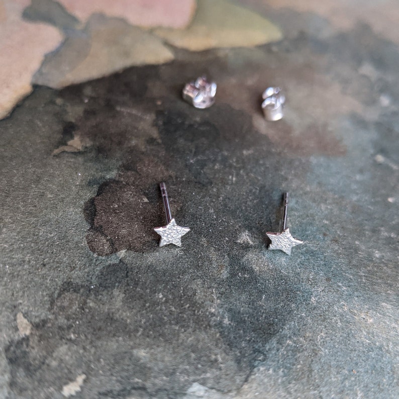 Tiny Sterling Silver Star Post Earring Hammered Matted Frosted Textured Small Minimalist Style Dainty Single Gift for Stargazer Astronomer afbeelding 2