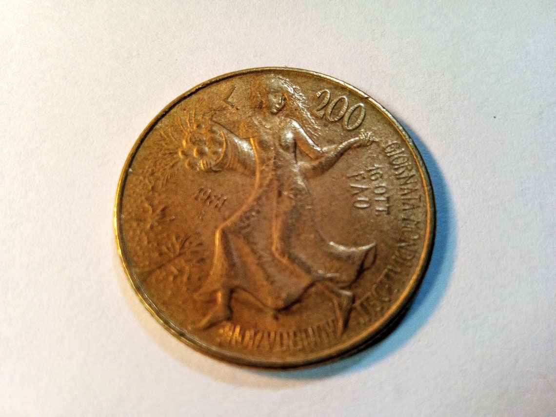 200 LIRE Italian coin 1981 Rare Vintage Italy Collectibles image 0