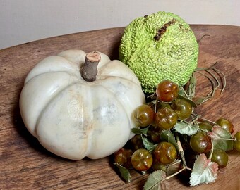 Fruta de hueso vintage, verdura, calabaza blanca pequeña