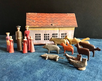Antikes deutsches Spielzeug Arche Noah, bemaltes Holz, 10 Tiere, Noah und 5 andere