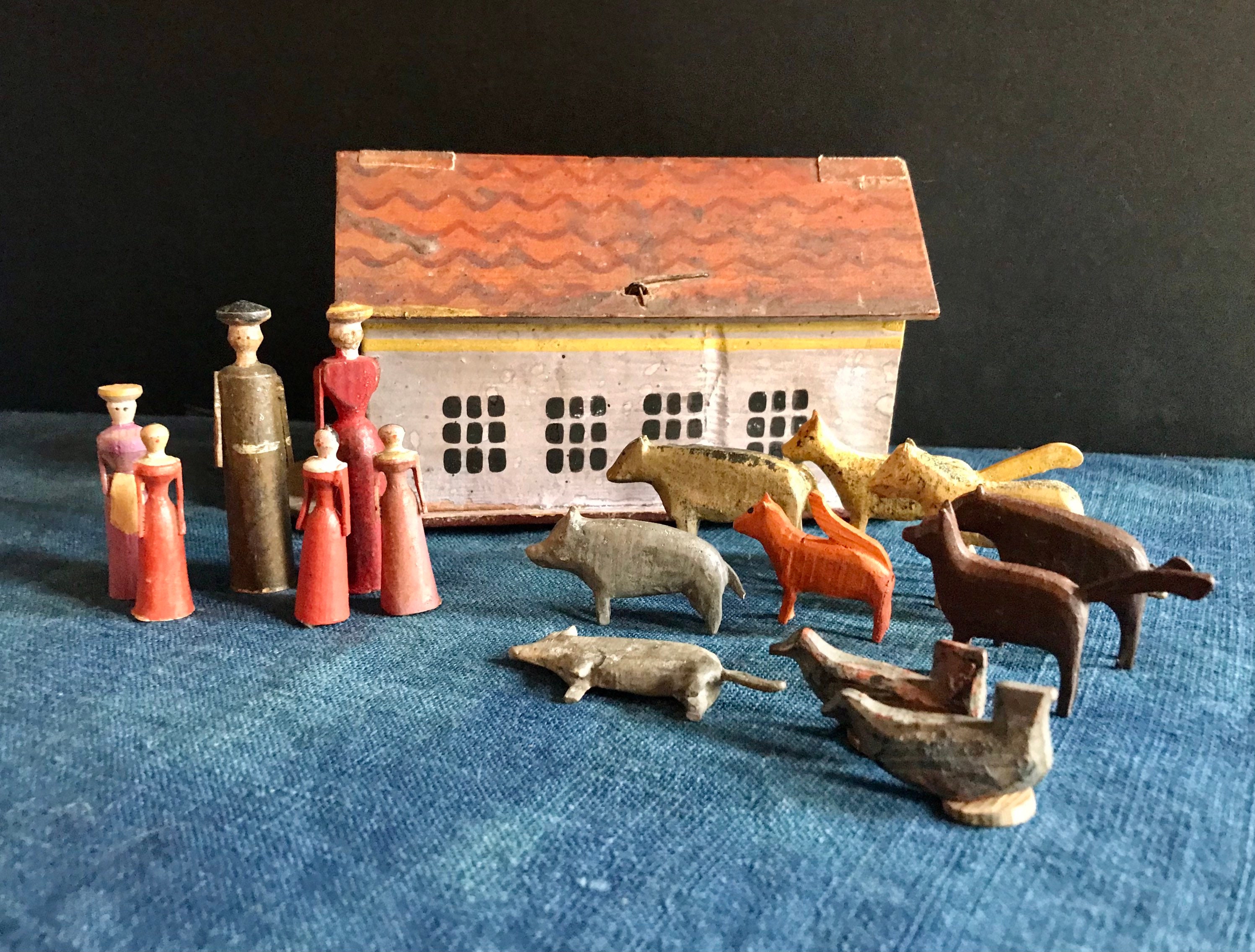 人気ブランド Noah's Toy German Antique Ark, Animals 10 Wood, Painted 工芸品