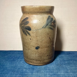 Jarra de cerámica antigua de 1/2 galón, decoración en cobalto.