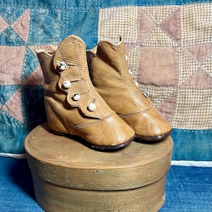 Antike lederne Krabbelschuhe