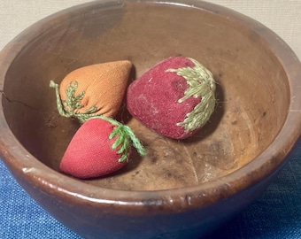 Verkocht — Alleen voor J ~~Antieke aardbeienvormige naaigaren, amaril,