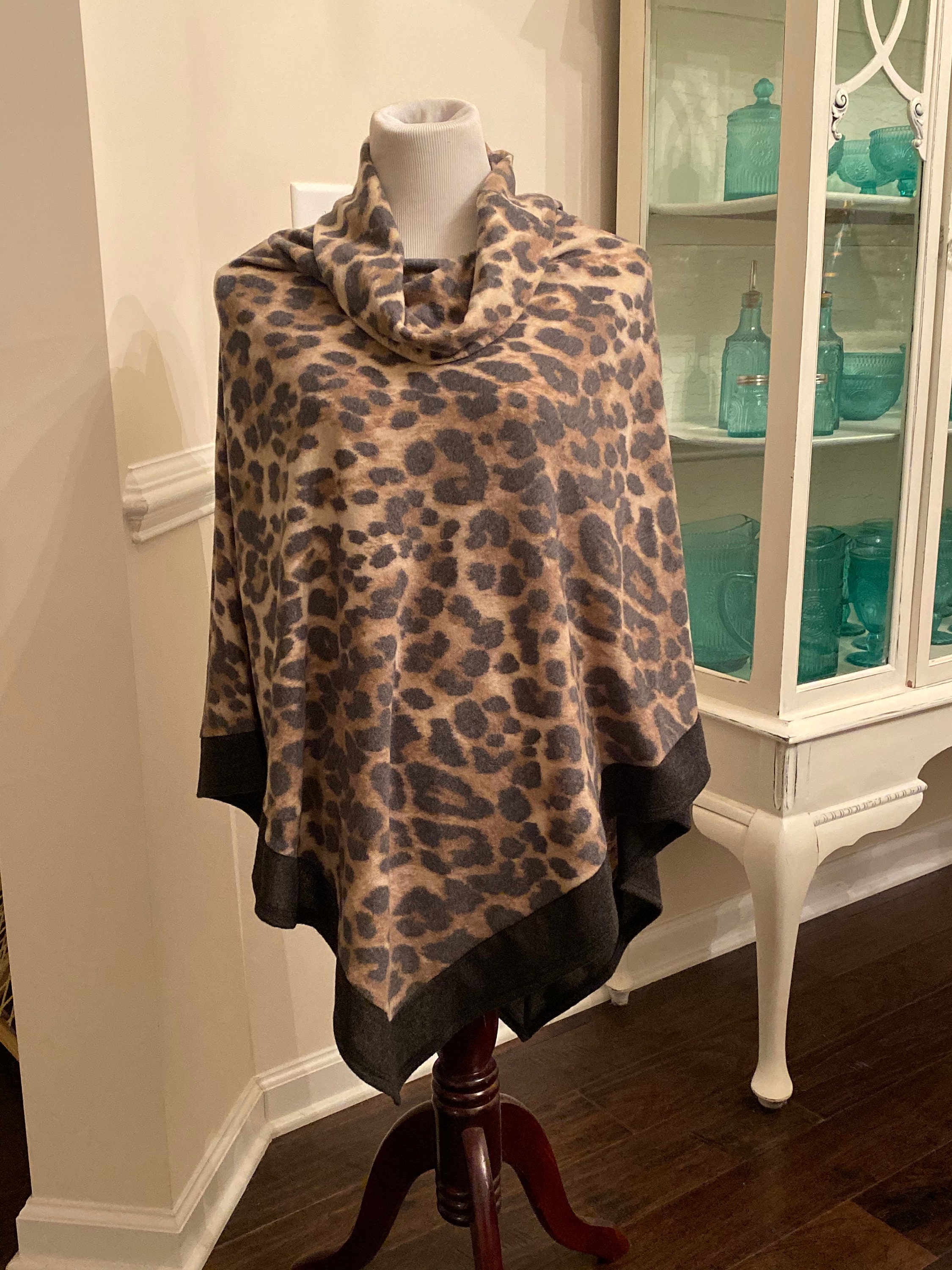 Louis Vuitton Poncho Black Leopard print Cashmere ref.619077