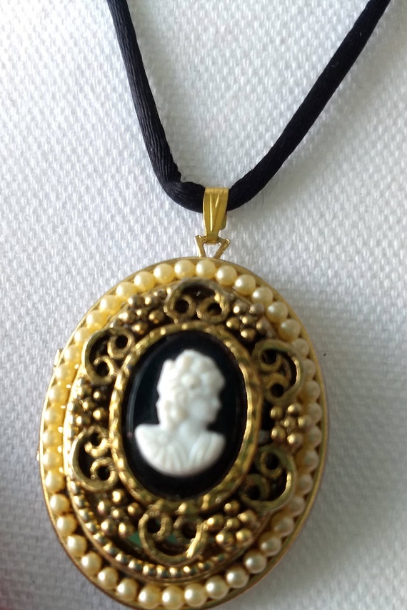 Vintage costume locket Gem